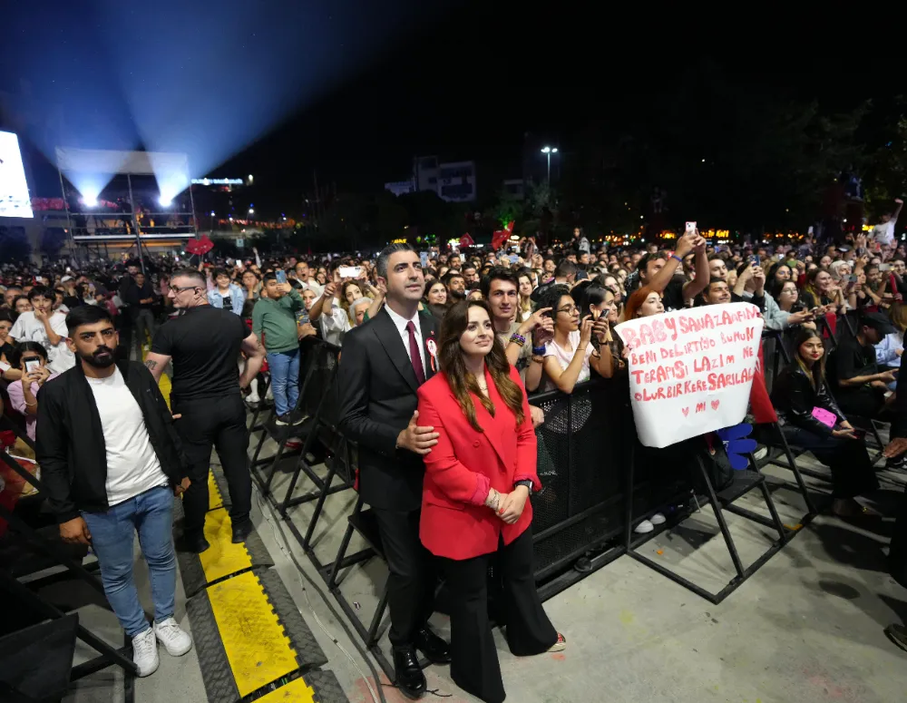 Cumhuriyet’in 100. Yılında Kartal Kırmızı Beyaza Boyandı, Vatandaşlar Sel Olup Aktı