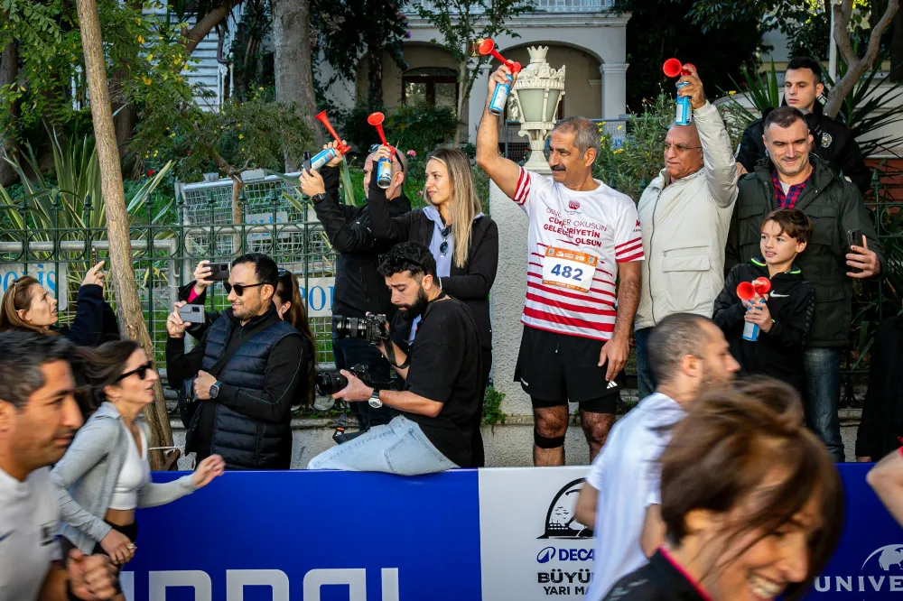 Adalar Belediyesi, Ercan Başkan Yarı Maratonda Hem Koştu Hem Madalya Verdi