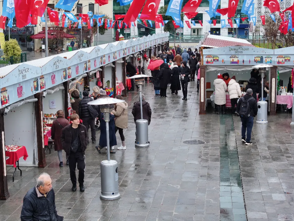 Üsküdar Belediyesi’nin, Yılbaşı Pazarı 2025 etkinliği Mimar Sinan Meydanı’nda başladı