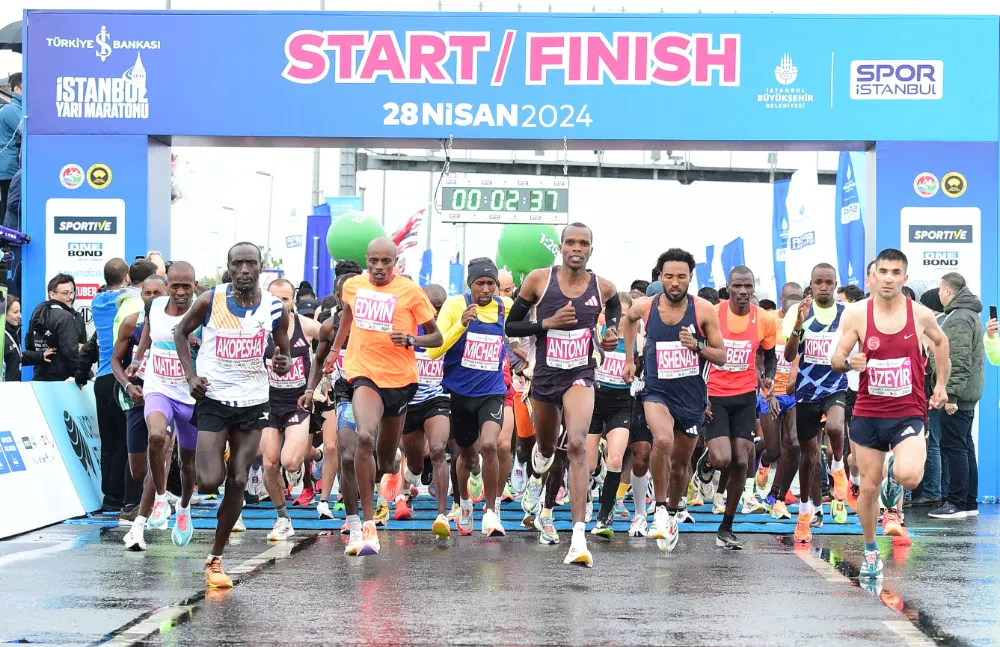 TÜRKİYE İŞ BANKASI 19. İSTANBUL YARI MARATONU’NDA YAĞMURLA GELEN REKOR