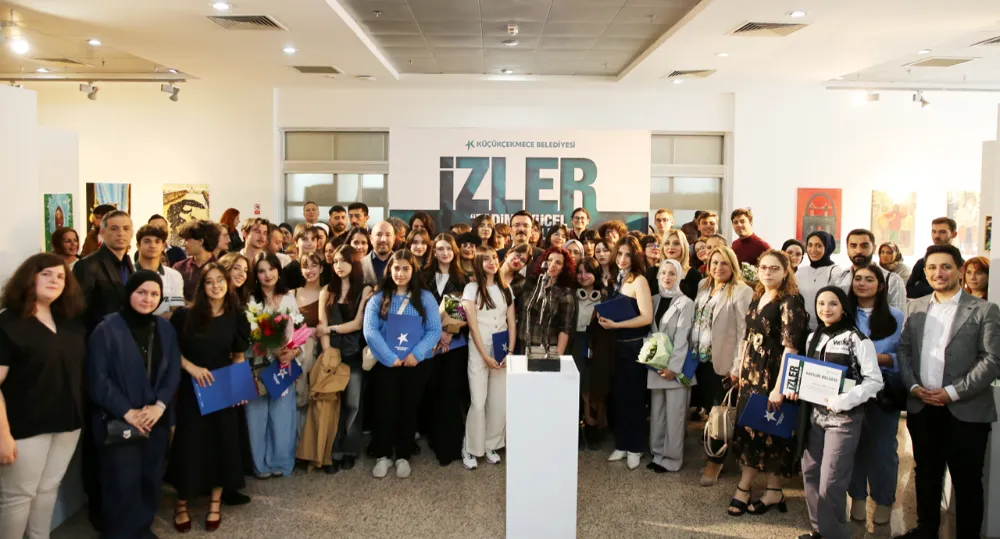 SANATA ADANAN ÇEYREK ASIR   FADİME YÜCEL VE 100 ÖĞRENCİSİYLE ‘İZLER’ SERGİSİ SEFAKÖY GALERİ KÜP’TE