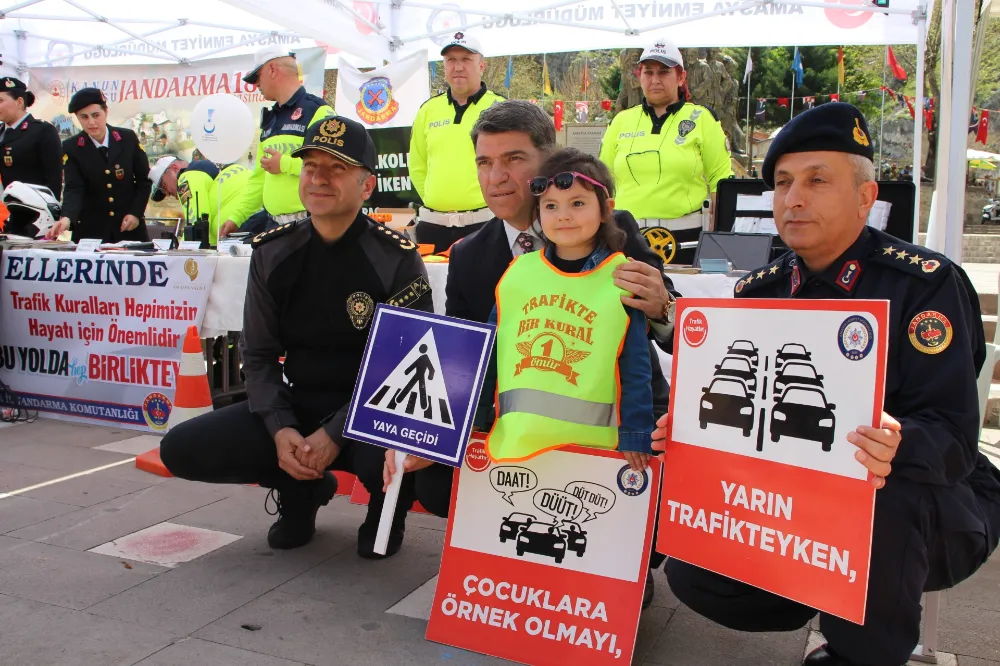 Amasya’da 3-9 Mayıs tarihleri arasında kutlanan Karayolu Trafik Haftası kapsamında Yavuz Selim Meydanı’nda etkinlikler ile vatandaşlar bilgilendirildi