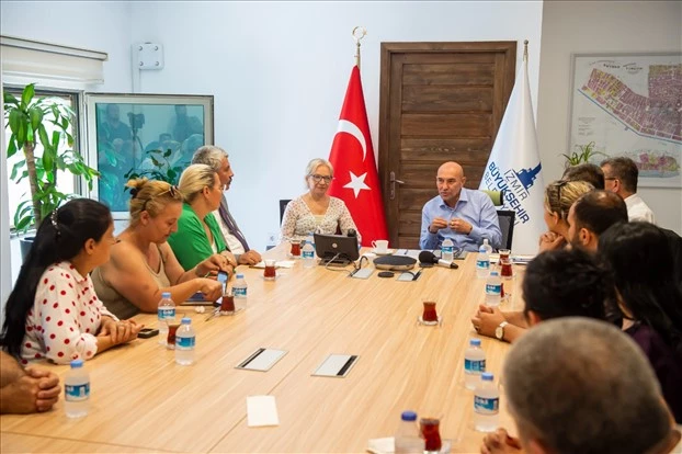 İzmir Büyükşehir Belediye Başkanı Tunç Soyer, Konak Muhtarlar Derneği üyeleriyle bir araya geldi.