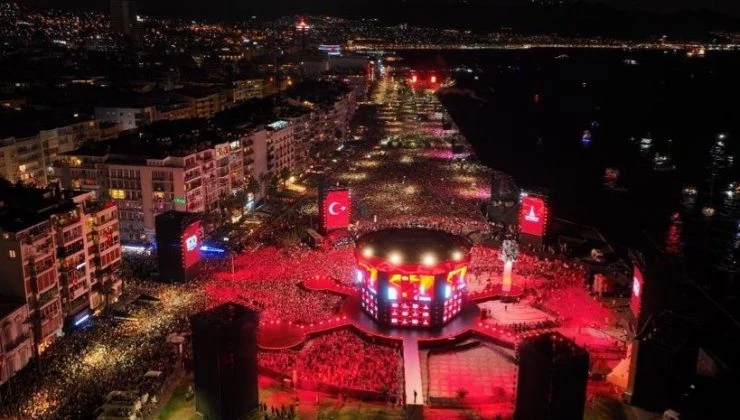 İzmir’in kurtuluşunun 100. yılında tarihe geçen kutlama yapıldı