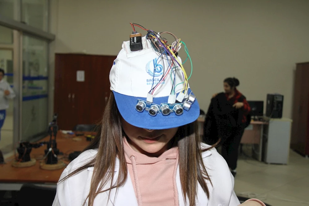 Bağcılar Belediyesi kursiyerleri; Görme engelliler için sensörlü şapka yaptılar